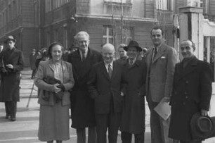 Berlin-Dahlem. Freie Universität. Gruppenbild mit unbekannter Dame und der Komponist und Gastprofessor Paul Hindemith (3. von links)