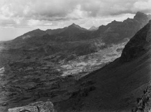 Die Scio-Hochfläche : Die Scio-Hochfläche des abessinischen Hochlandes (2700 m), die aufgebogene Hochflächenkante und der Abbruch nach Osten