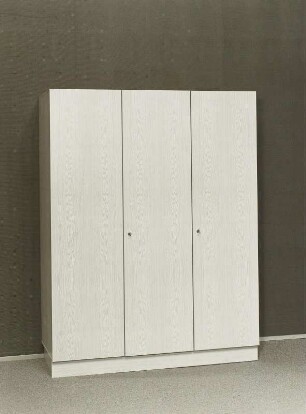 Dreitüriger Kleiderschrank