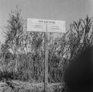 Hinweisschild : Schild markiert die Grenze zwischen südlicher und nördlicher Hemisphäre