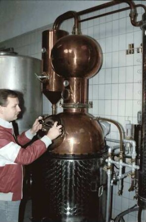 Bad Peterstal: Schnapsbrennerei E. Börsig; Brennofen; mit Person