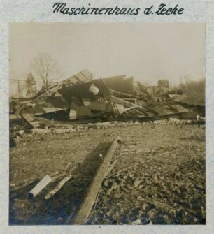 Foto eines durch feindliches Artilleriefeuer zerstörten Maschinenhauses auf der Grube Rudolf