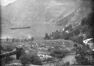 Geirangerfjord (Norwegen). Hochseepassagierdampfer "Victoria Luise" in der Bucht von Merok