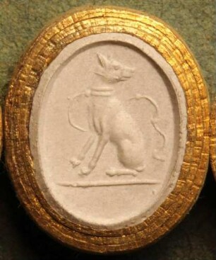 Sitzender Hund mit Halsband (Daktyliothek, Zweites Historisches Tausend)