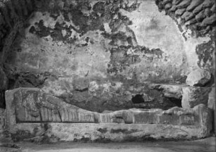 Sarkophagfragment mit Halbfigur an der Vorderseite