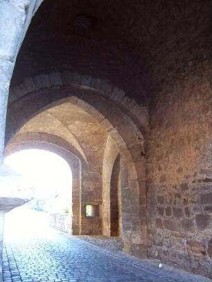 Stadtbefestigung - Stadttor -(Rothenburger Tor)- Durchfahrt mit Mitteltor in Übersicht