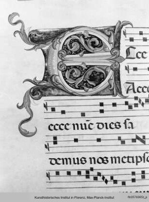 Buchseite mit Text, Neumen und Rankeninitiale E - Corale