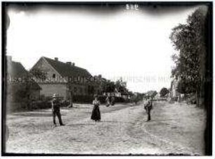 Dorfstraße mit Schule in Neustettin