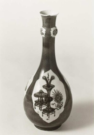 Flaschenvase mit puderblauem Fond