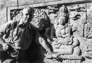 Egon von Eickstedt vor Halbrelief (Deutsche Ostasien-Expedition 1937/1939)