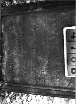 Grabstein 476 (Index: 100115529) Material: Sandstein Zustand: verwittert mit Textverlust Maße HxBxT: 60x42x9 cm Beschreibung: Stele mit eingezogenem Segmentbogenabschluß, eingetieftes, zweigeteiltes Schriftfeld Symbolik: Blüte: Grabstein 476B