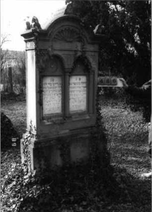 Grabstein 486 (Index: 100093043) Maße HxBxT: 240x103x37 cm Symbolik: Fächer, Verzierungen Besonderheit: Doppelgrab für Eheleute: Grabstein 486