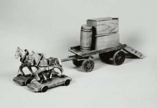 Pferdegespann vor Rollwagen