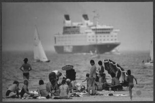 Strand von Travemünde mit der Fähre Finnjet im Hintergrund
