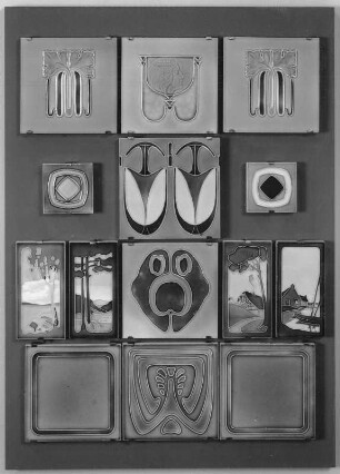 Jugendstil in Dresden : Ausstellung des Kunstgewerbemuseums "Jugendstil in Dresden" im Residenzschloß, 18.09.-05.12.1999. Saal 4. Fliesen-Tableau mit Ornament-Fliesen (um 1900; Ofen- und Porzellanfabrik Meißen), vier Fliesen mit Jahreszeiten-Motiven (um 1905; Ofen- und Porzellanfabrik Meißen) und dreiteiligem Fliesenfries (um 1900; Ofen- und Porzellanfabrik Meißen)