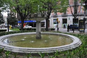 Girona - historischer Brunnen : Historischer Brunnen, aufgenommen am 16. April 2012 in der Altstadt von Girona