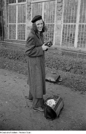 Renate Rössing mit Kamera vor der Gärtnerei der Orangerie des Schlosses Belvedere