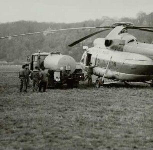 Arbeitsflugplatz am Elbufer mit Hubschrauber Mi 8 der Interflug beim Betanken