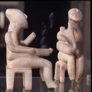 Karlsruhe, Badisches Landesmuseum, Nr. 254 und 255. Harfenspieler von Thera. Der linke frühkykladisch I-II, Höhe 15,6cm. Der rechte frühkykladisch II, frühe Spedos-Art, Höhe 16,5cm