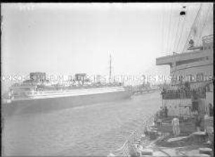 Hochseepassagierdampfer "Bremen" und Hochseepassagierdampfer "Europa" im Hafen von Bremerhaven, im Hintergrund die Columbuskaje mit Abfertigungshalle