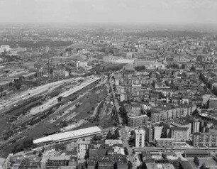 Luftaufnahme, Blick von Süden über den Anhalter Güterbahnhof Richtung Anhalter Bahnhof. Berlin-Kreuzberg, Askanischer Platz