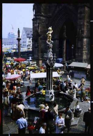 Freiburg: Münsterplatz von der Eisdiele, oben, Brunnen, Markt und Kornhaus