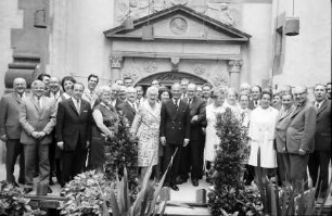 Freiburg: Rathaushof, der gesamte Stadtrat auf dem Podium [Verabschiedung von Frau Bellinghausen als Stadträtin?]