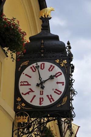Bierlokal : U Fleku, Prags berühmtestes Bierlokal in der Neustadt, ist im neugotischen Stil eingerichtet. Wahrzeichen ist die große Bieruhr an der Aussenfassade.