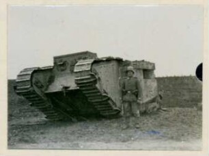 Foto eines in der Schlacht bei Arras erbeuteten englischen Mark-Panzers