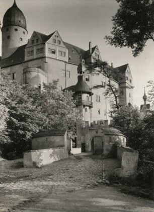 Rochsburg. Schloss (12. Jh.). Eingang mit Vorbefestigung. Rondell vor der ehemaligen Zugbrücke. Außenansicht