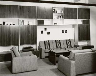Couchtisch : Wohnzimmermöbel. Anbauwand (1973; VEB Oberlausitzer Möbelwerke Neugersdorf). Ansicht mit Sitzgruppe und Couchtisch