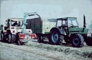 Fotografie: Ernteverfahren, Parallelverfahren, Grassilage, Feldhäcksler angebaut, Rückfahreinrichtung