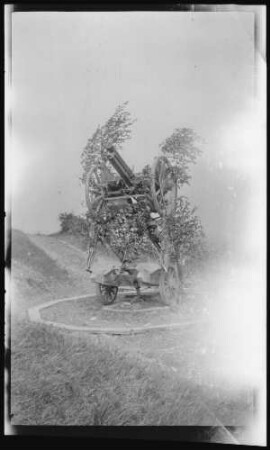 "Romagne-Lager" bei Verdun (=Romagne-sous-les-Côtes, Dep. Meuse, Frankreich): "Romagne-Rücken: Luftabwehr-Geschütz" mit Blattwerk-Tarnung