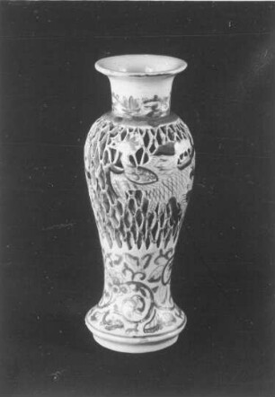 Balustervase mit durchbrochener Wandung