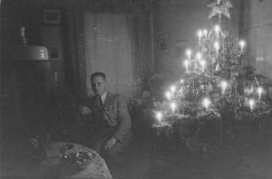 Private Aufnahmen. Franz Grasser neben einem Weihnachtsbaum