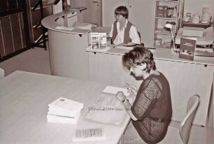 Mommsenstraße 14: Benutzerraum: Jutta Gaede und Karin Börgers