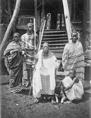 "Sultan Mlelio von Kibosho mit seinen Frauen"