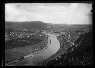 Blick den Main flussaufwärts mit Häusern der Bestenheider Landstraße, Bahnhofsgelände, Mainspitze, Burg und Kreuzwertheim