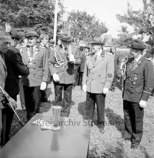 Volks- und Schützenfest: Schützenverein Sprenge und Umgebung e.V.: Überreichung des Wanderpokals durch Schützenoberst Helmut Ausborn an Siegermannschaft Sprenge II mit Karl Heinz Krogmann, Hermann Kohnke, Paul Martens und Herbert Zingelmann