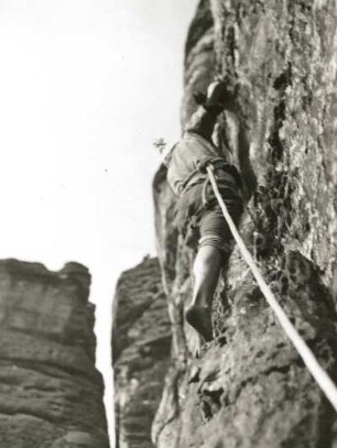 Sächsische Schweiz. Rathener Felsgebiet, Talwächter. Seilschaft G. Walpert am Emporweg (VI)
