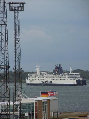 Rostock - Fährschiffterminal : Eine Autofähre von Scandlines verläßt den Hafen. Aufgenommen am 24. Juli 2010 im Seehafen Rostock