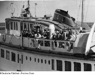 Deutschland . Nationale Volksarmee - Seestreitkräfte. Vorbeifahrt an einem Ausflugsschiff (Teilansicht)