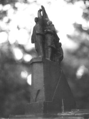 Grabmal für Eugen Hoffmann : Grabmal für Eugen Hoffmann (1892-1955). Stein; E. Hoffmann (?). Detail: Gruppenplastik mit Fahne. Dresden-Trachau, Heidefriedhof