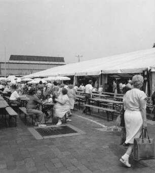 Dresden vor der Währungsumstellung im Juni 1990. Bayerisches Bierzelt auf dem Parkplatz Altmarkt. Außenansicht mit Freiluftplätzen