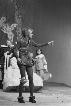 Szenenbilder aus "Don Quichote", Schauspiel von Michail Bulgakow nach Miguel de Cervantes. Theater der Freundschaft Berlin, DDR-Erstaufführung 22.06.1974