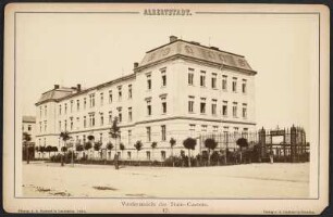 Albertstadt. Vorderansicht der Train-Caserne : Albertstadt. Vorderansicht der Train-Caserne. Aus: Albertstadt. Sämmtliche Militärbauten in Dresden. 18 Photographien nach der Natur nebst Übersichtsplan. Verlag Adolf Gutbier, Dresden 1880, Blatt 17, Carte Cabinet. Verwalter: SLUB Dresden Hist.Sax.G.573 m