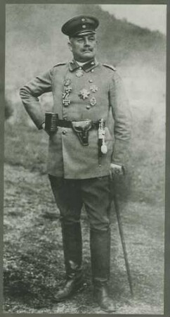 Karl von Knoerzer, General der Kavallerie, Kommandeur des Korps Knoerzer 1918, stehend, in Uniform, Mütze mit Orden, Bild in Halbprofil