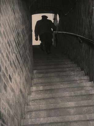 Unter den Straßen von Berlin. Zugang zur unterirdischen Kanalisation