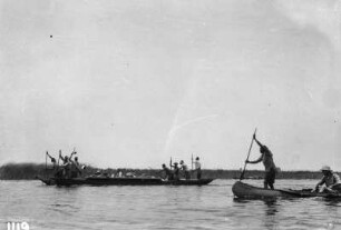 Kanufahrt : Expeditionsteilnehmer in Kanus