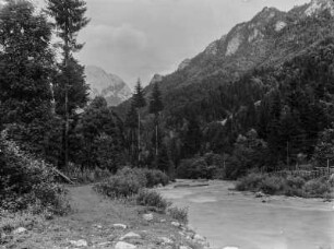 Am Fluss : Weg am Ufer der Savinja, rechts Hang der Sanntaler Alpen